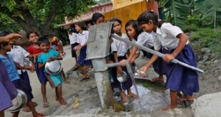 Schoolchildren wash their plates before having their free mid-day meal, distributed by a government-run primary school, at Brahimpur village in Chapra district of the eastern Indian state of Bihar July 19, 2013. REUTERS/Adnan Abidi
