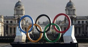 Athletes clear the first hurdle in the women's 100m hurdles during the BUCS Outdoor Athletics Championships at the Olympic Stadium in London May 6, 2012. REUTERS/Dylan Martinez