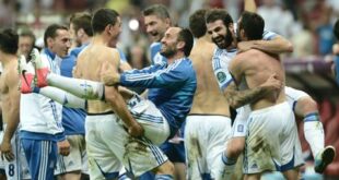 Greek players celebrate after the Euro 2012 championships football match Greece vs Russia on June 16, 2012 at the National Stadium in Warsaw. (TOPSHOTS/AFP PHOTO/ARIS MESSINIS)