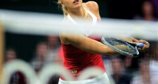 Russia's Maria Sharapova returns to Israel's Shahar Peer during their London 2012 Olympic Games tennis match at the All England Tennis Club in Wimbledon, southwest London, on July 29, 2012. (AFP PHOTO/ MARTIN BERNETTI)