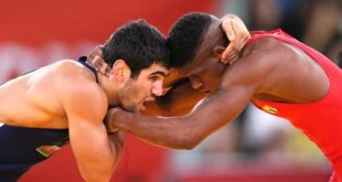 Cuba's Livan Lopez Azcuy (R) wrestles Azerbaijan's Jabrayil Hasanov in their Men's 66kg Freestyle bronze medal match on August 12, 2012 during the wrestling event of the London 2012 Olympic Games. AFP PHOTO / MARWAN NAAMANI