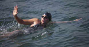 Australian long-distance swimmer Chloe McCardel starts her attempt to swim to Florida from Havana June 12, 2013. (REUTERS/Desmond Boylan)