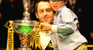 O’Sullivan poses with the trophy along with his son Ronnie after winning against Hawkins.