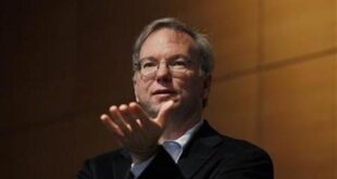Google executive chairman Eric Schmidt speaks at The Sloan School of Management at the Massachusetts Institute of Technology in Cambridge, Massachusetts November 15, 2011. (REUTERS/Brian Snyder)