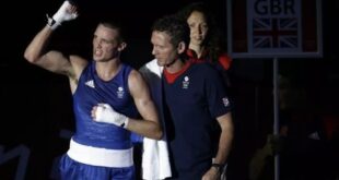 Ilyas Abbadi (L) of Algeria defewnds against Freddie Evans (R) of Great Britain during their first round Welterweight (69Kg) match of the London 2012 Olymipic Games on July 29, 2012 at the Excel Arena in London. AFP PHOTO / Jack GUEZ